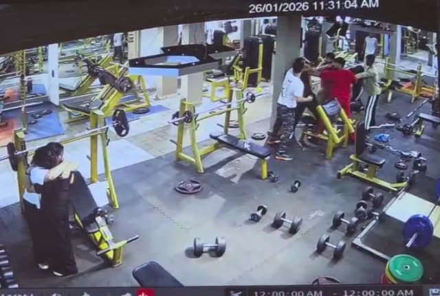 गाना बदलने को लेकर मारपीट, युवक पर डंबल से किया हमला, CCTV वायरल