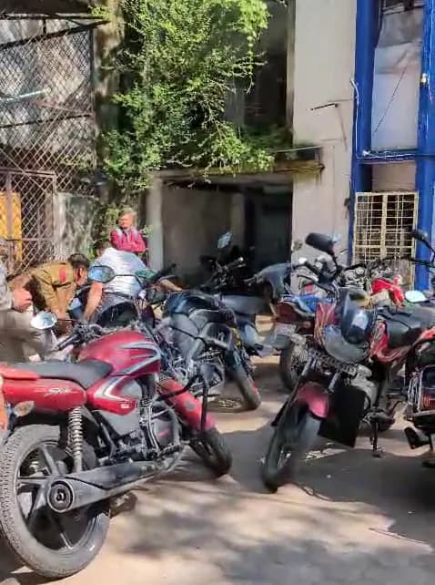 छात्र को कमरे में बंद कर मारा; पुलिस की मौजूदगी में घसीटते ले गए कर्मचारी