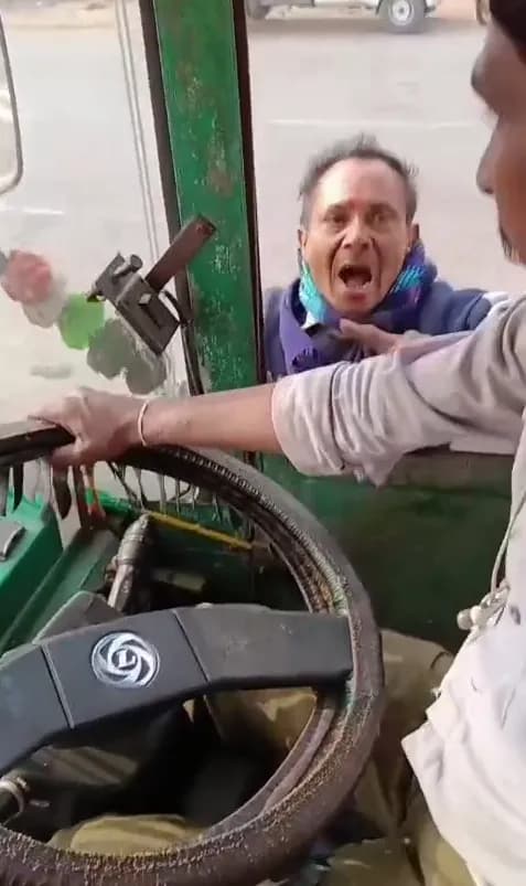 ट्रक पर लटककर उगाही रहा व्यक्ति; मऊगंज के हनुमना चेकपोस्ट का वीडियो वायरल