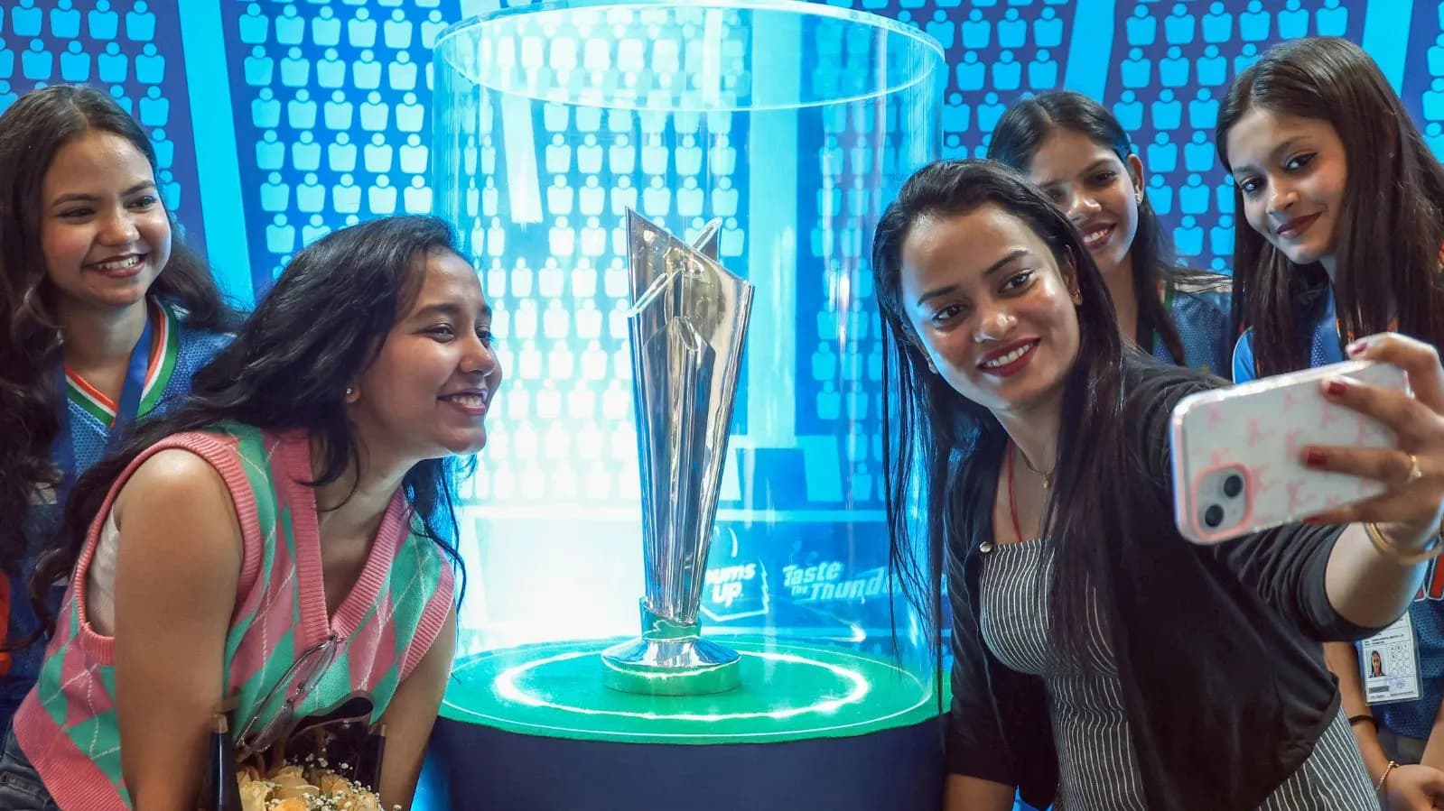 खास बात यह भी है कि टी20 वर्ल्ड कप की ट्रॉफी सबसे पहले भारत में ही बनाई जाती थी। जयपुर के रहने वाले अमित पाबूवाल ने 2012 तक टी20 वर्ल्ड कप ट्रॉफी बनाईं। अमित 1987 रिलायंस वर्ल्ड कप, इंडिपेंडेंस कप, हीरो कप और विल्स वर्ल्ड कप समेत कई ट्रॉफी बना चुके हैं। 2012 में ट्रॉफी बनाने का काम लंदन की लिंक्स कंपनी को दे दिया गया। इसके बाद 2021 से टी20 वर्ल्ड कप ट्रॉफी बनाने का काम लंदन की थॉमस लाइट कंपनी को मिला।