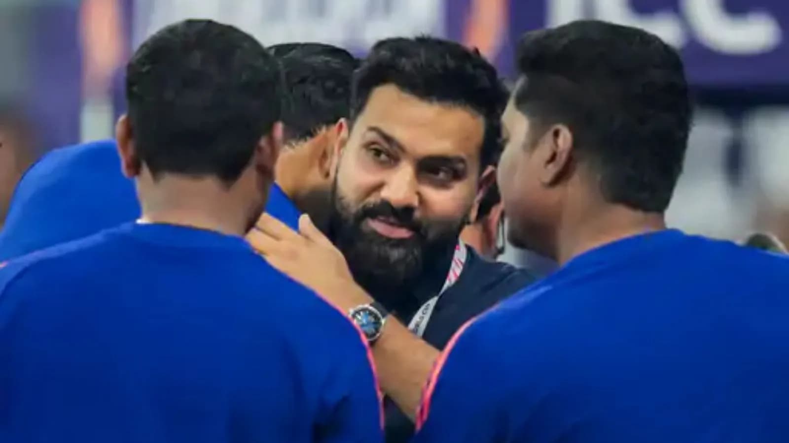 भारतीय टीम के पूर्व कप्तान रोहित शर्मा भारत और पाकिस्तान का यह मैच देखने कोलंबो पहुंचे थे। वे साथी खिलाड़ियों के साथ मैदान में बातचीत करते दिखे।