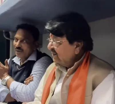 ट्रेन में मंत्री कैलाश विजयवर्गीय ने गाया भजन, विभागों की समीक्षा करेंगे मुख्यमंत्री