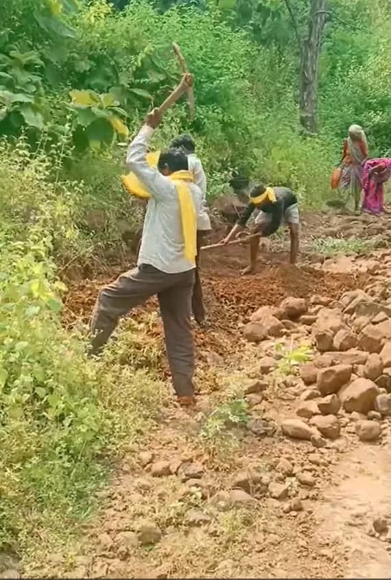 तो आदिवासियों ने खुद थाम लिया फावड़ा