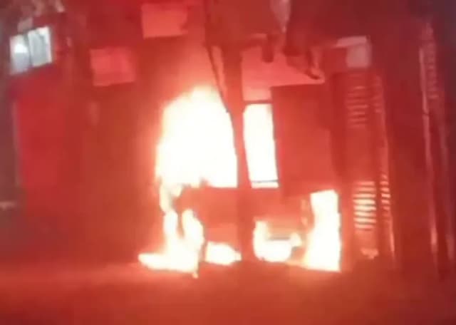 पार्किंग में खड़ी कार जलकर खाक; फायर ब्रिगेड ने आग पर पाया काबू