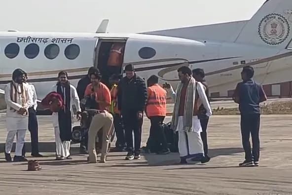 टीआई ने जूते-टोपी उतारकर छुए पैर, सोशल मीडिया पर घिरे अफसर