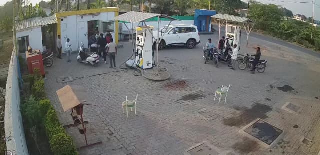 कार सवार युवकों ने दी जान से मारने की धमकी, CCTV फुटेज वायरल