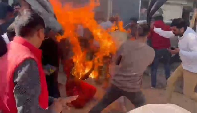 दंपती ने पेट्रोल डालकर लगाई आग, जेसीबी पर पथराव; तहसीलदार–नगर परिषद की टीम को भगाना पड़ा