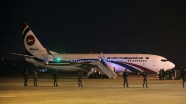 14 साल बाद बांग्लादेशी एयरलाइंस की फ्लाइट कराची पहुंची, लैंड करते ही वॉटर सैल्यूट दिया गया