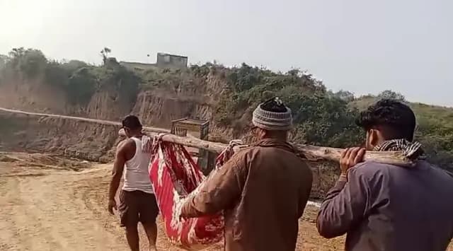 रीवा में सिस्टम को शर्मसार करने वाला वीडियो वायरल; भोपाल में चल रहा था इलाज