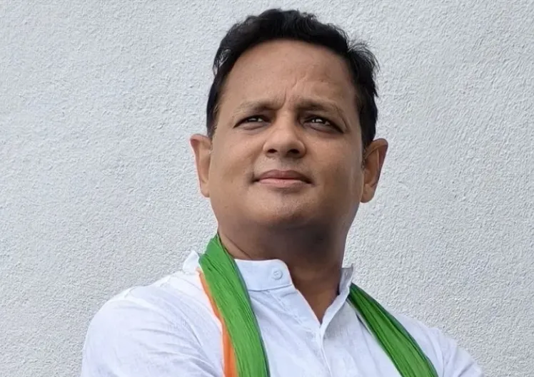 कार शोरूम में आग लगने के बाद दम घुटने से जान गई, पत्नी वेंटिलेटर पर, दोनों बेटियां झुलसीं