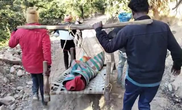 सड़क नहीं होने से खाट पर ले जाना पड़ा शव, वीडियो हुआ वायरल