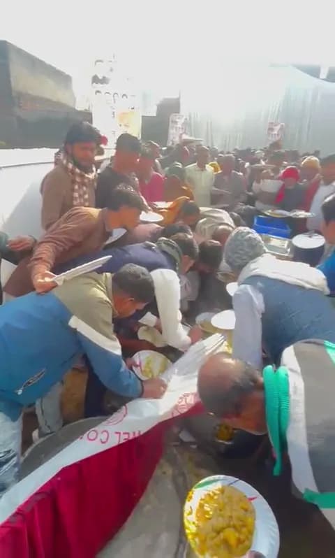 खाने की प्लेट के लिए कार्यकर्ताओं की लगी होड़; वीडियो सोशल मीडिया पर वायरल