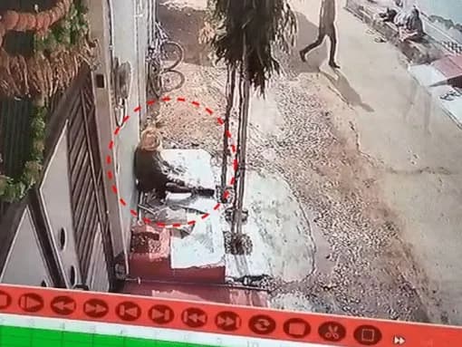 गिट्टी से भरा डंपर पलटा, घर के बाहर बैठे बुजुर्ग की मौत