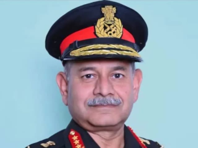 बचपन का स्कूल विजिट किया; कहा- निर्णय लेने की क्षमता यहीं से सीखी थी