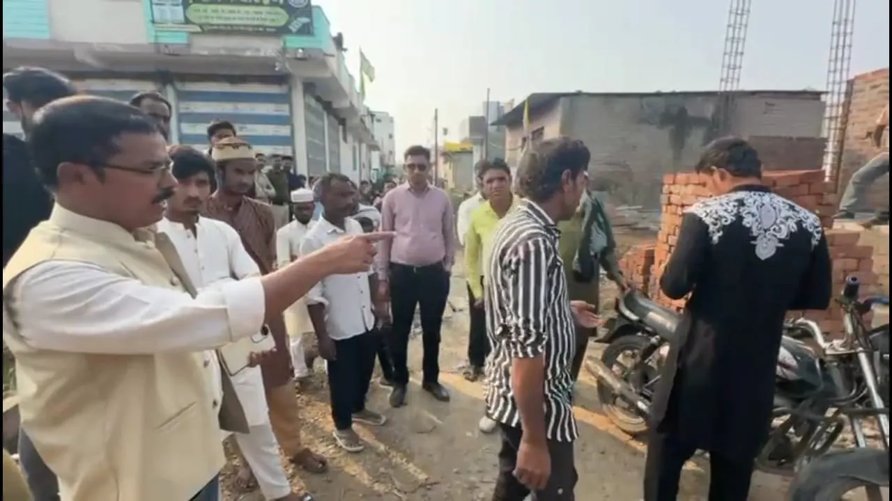 कहते हुए सिटी मजिस्ट्रेट ने गिरा दी अवैध निर्माण की दीवार