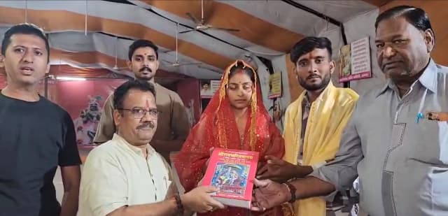 खंडवा के महादेवगढ़ मंदिर में विशाल से विवाह किया, कहा- सनातन धर्म में महिलाओं का सम्मान है