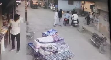 आरोपियों ने युवक को चाकुओं से गोदा; CCTV में कैद वारदात, तलाश में जुटी पुलिस