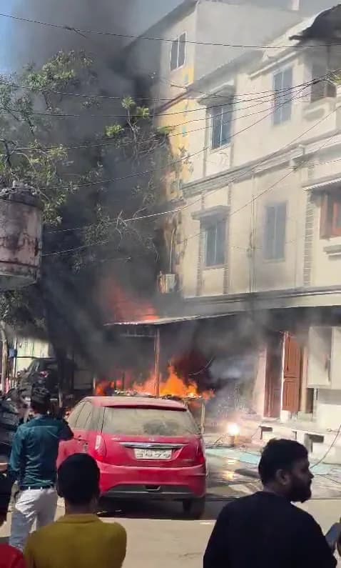 परिजन को सुरक्षित बाहर निकाला; एसी और रेफ्रिजरेटर रिपेयरिंग दुकान से भड़की आग