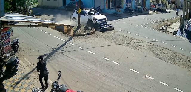 बाइक सवार युवक हवा में उछला, घटना CCTV में कैद