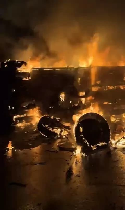 गत्तों से भरा ट्रक पुलिया से टकराकर पलटा, आग लगी, कार भी टकराई; राहगीरों ने बचाई ड्राइवर की जान