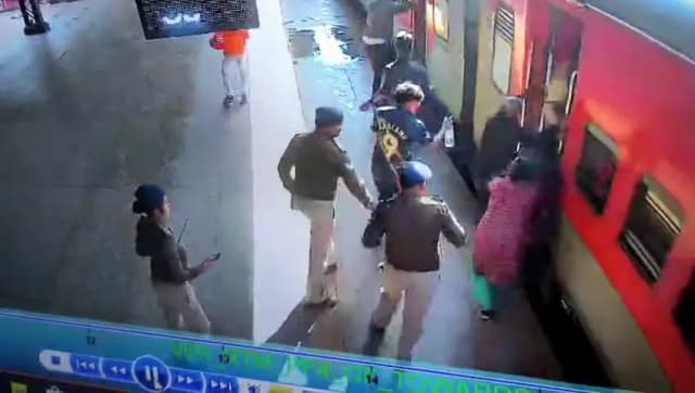 चलती ट्रेन में चढ़ने की कोशिश में फिसला पैर, ट्रेन और प्लेटफार्म के बीच फंसी महिला