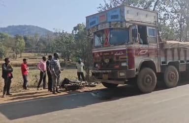 ट्रक ने बाइक को मारी टक्कर, चपेट में आए युवकों को 50 मीटर तक घसीटता रहा ट्रक