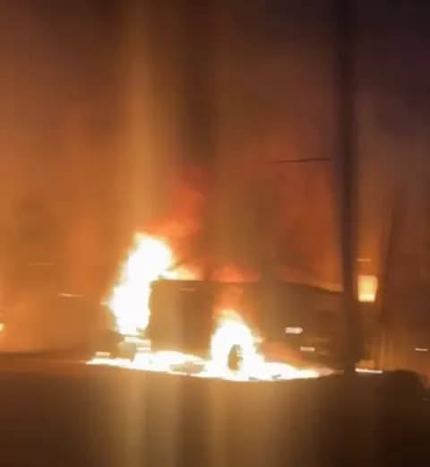 7 कार जलकर खाक, दमकल कर्मियों ने बड़ी मुश्किल से आग पर पाया काबू