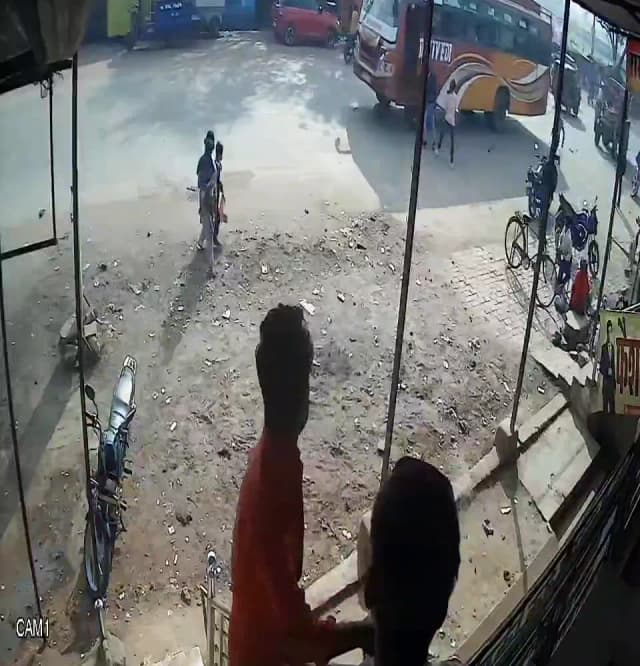 असामाजिक तत्वों ने चलती बस में तोड़फोड़ की, दुकान पर पत्थरबाजी