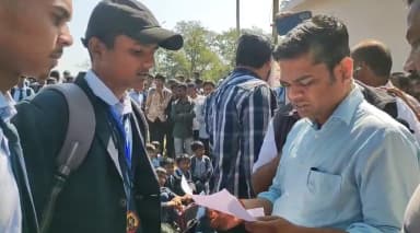 स्टूडेंट्स ने कलेक्ट्रेट तक रैली निकालकर जताया विरोध, प्रशासन से आदेश निरस्त करने की मांग