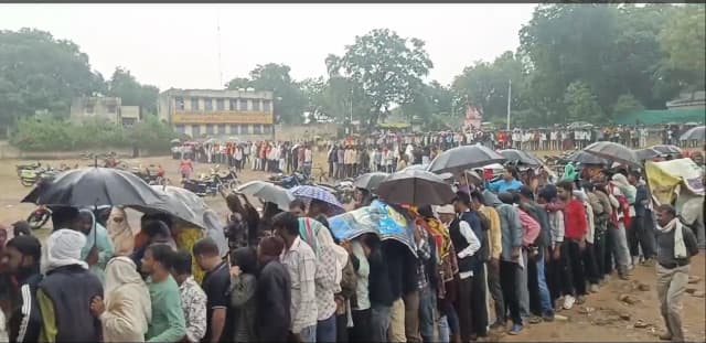 छात्रा बोली– पापा ने स्कूल की जगह टोकन लेने भेजा, अंकल प्लीज दे दीजिए