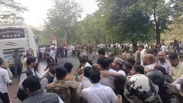 पुलिस को वाटर कैनन और हल्का बल प्रयोग करना पड़ा