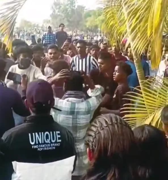 भीड़ के बीच मारपीट का वीडियो वायरल