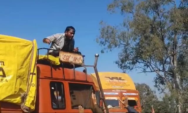 चालान कटने से नाराज... डीजल डालकर ट्रक पर चढ़ा ड्राइवर, सड़क पर लगा जाम