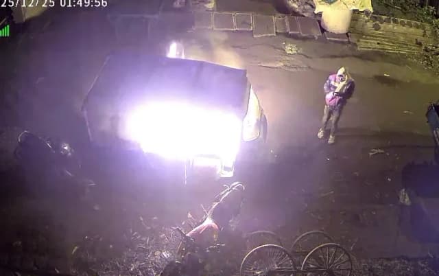 देर रात दो बाइक और ऑटो को जलाया, CCTV में कैद हुई वारदात