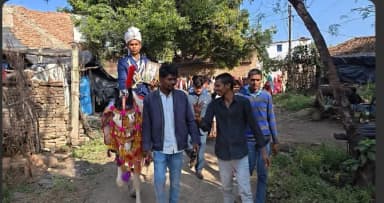 दमोह के कुआंखेड़ा गांव की घटना, घोड़ी पर रछवाई निकली-हाथ में हमारा संविधान था