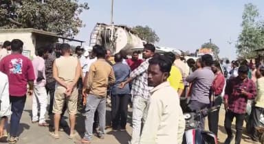 बेटे की शादी कार्ड बांट लौट रहे पिता की मौत; आक्रोशित ग्रामीणों ने किया चक्काजाम