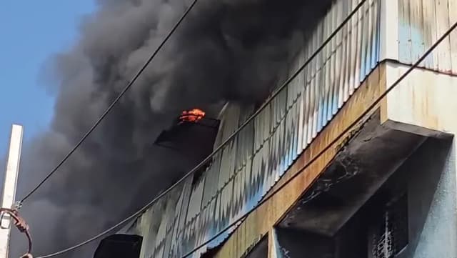 दूर तक दिखा धुएं का गुबार, फायर ब्रिगेड ने पाया काबू