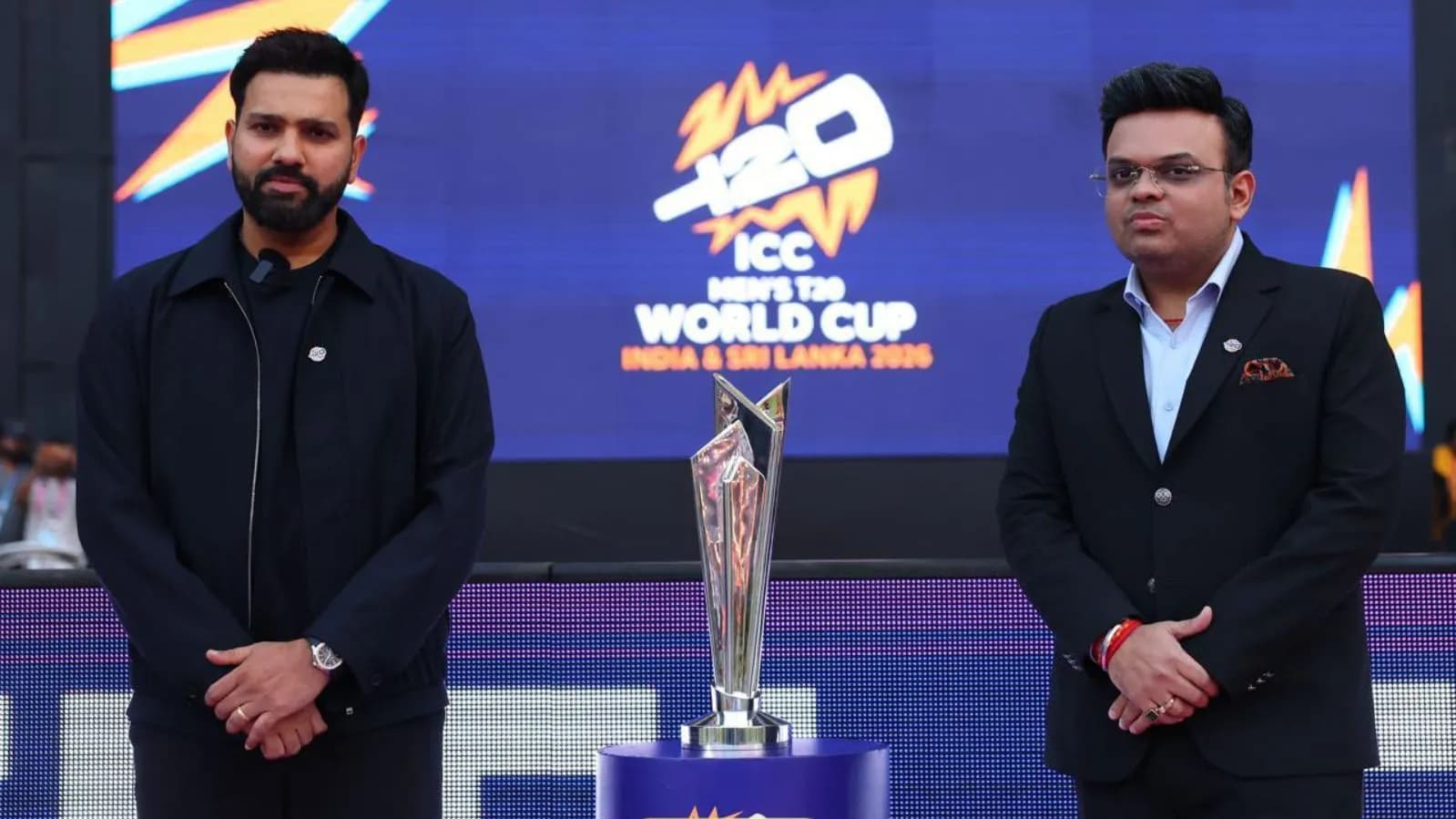 टी20 वर्ल्ड कप की यह ट्रॉफी सबसे पहले चांदी और रोडियम से बनाई जाती थी। मगर अब ऐसा नहीं होती है। अब यह ट्रॉफी पांच अलग तरह की मेटल बनाई जाती है। इसका बेस सिल्वर प्लेट का होता है।