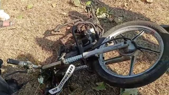 युवक के पैरों के चीथड़े उड़े, बाइक जलकर खाक; कुएं में ब्लास्टिंग के लिए लेकर जा रहा था डेटोनेटर