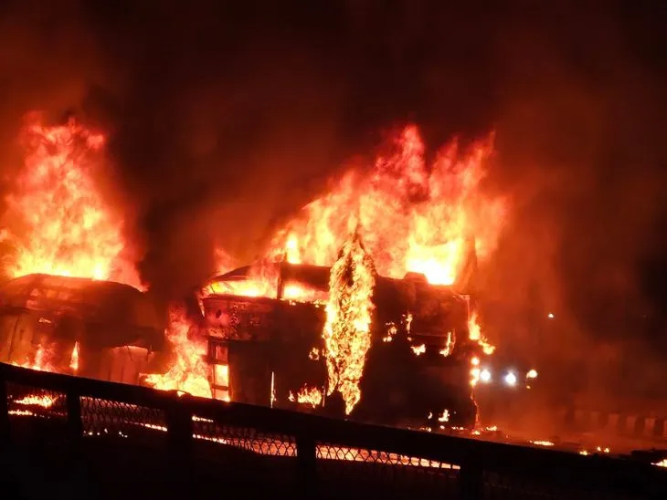 बस सीबर्ड कोच की थी। बस में ड्राइवर समेत 32 लोग सवार थे। ट्रक के टक्कर के बाद बस में आग लग गई और बस जलकर खाक हो गई।