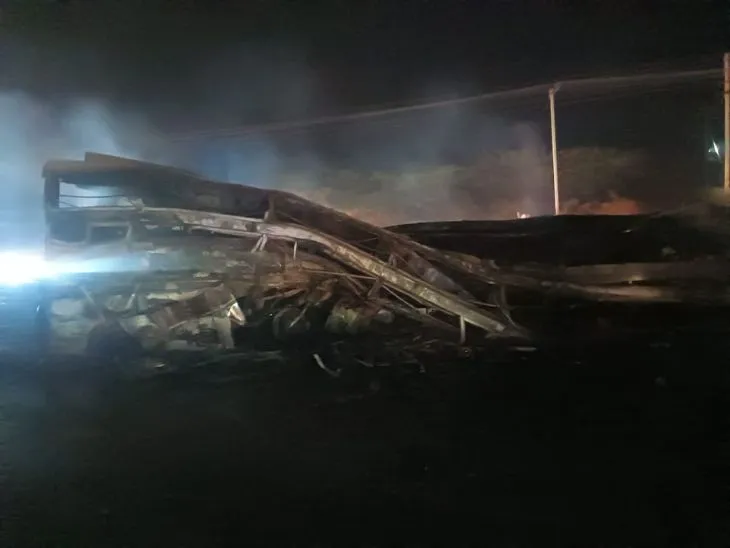 चश्मदीद सचिन ने बताया, सीबर्ड बस ने हमें ओवरटेक किया और फिर सामने से आ रहे एक कंटेनर ट्रक ने डिवाइडर को पार कर स्लीपर बस से टक्कर मार दी। ट्रक डीजल टैंक के पास ही टकराया।