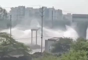 दो घंटे पानी बर्बाद हुआ, नगर निगम की टीम ने पहुंचकर सुधारी पाइपलाइन