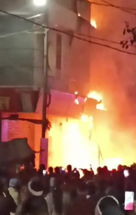 लाखों का सामान जलकर खाक; ऊपरी मंजिल में फंसे लोगों को सुरक्षित निकाला गया