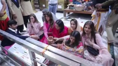 बोलीं- यहां आकर शांति मिली, साथ में नीलम कोठारी ने भी पूजा-अर्चना की