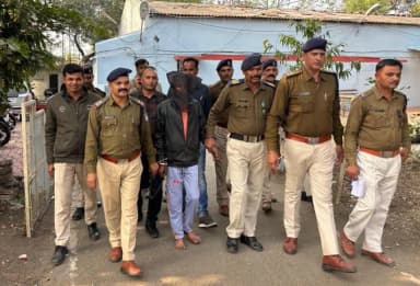 राह चलती युवतियों पर करता था हमला, पुलिस ने जुलूस निकालकर दिया सख्त संदेश