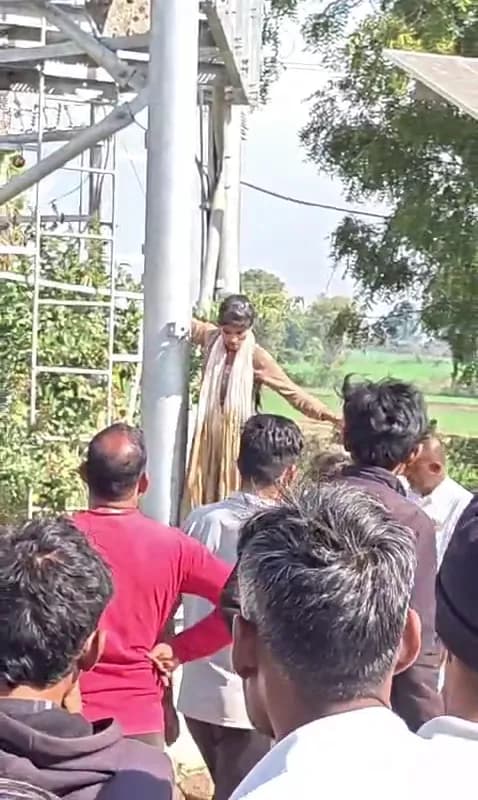 शादी की जिद पर अड़ी युवती ने टावर पर चढ़कर किया हंगामा; समझाइश के बाद उतरी