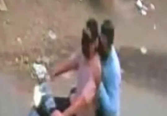 स्कूटी सवार बदमाशों ने कर्मचारी पर किया हमला; CCTV में कैद हुए