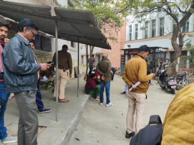 घर में रखी थी अवैध पिस्टल; पुलिस ने सुसाइड बताया