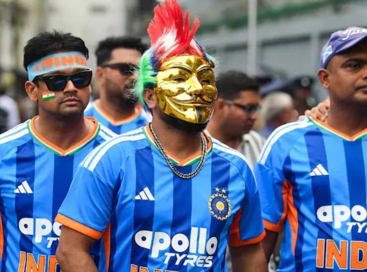 भारतीय फैन रंग-बिरंगे कपड़े पहनकर स्टेडियम के बाहर पहुंचे ।
