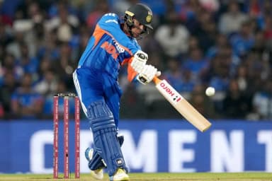 इंडिया 2 विकेट पर 100 पार, संजू के बाद अभिषेक आउट; ईशान क्रीज पर